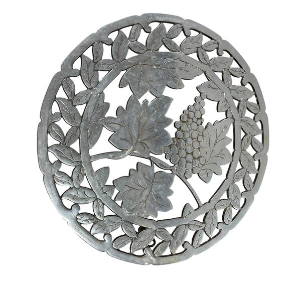 Vintage Italy Taunton Silver Plate Medallion Grapevine Pot Holder Good Condition - Picture 1 of 6